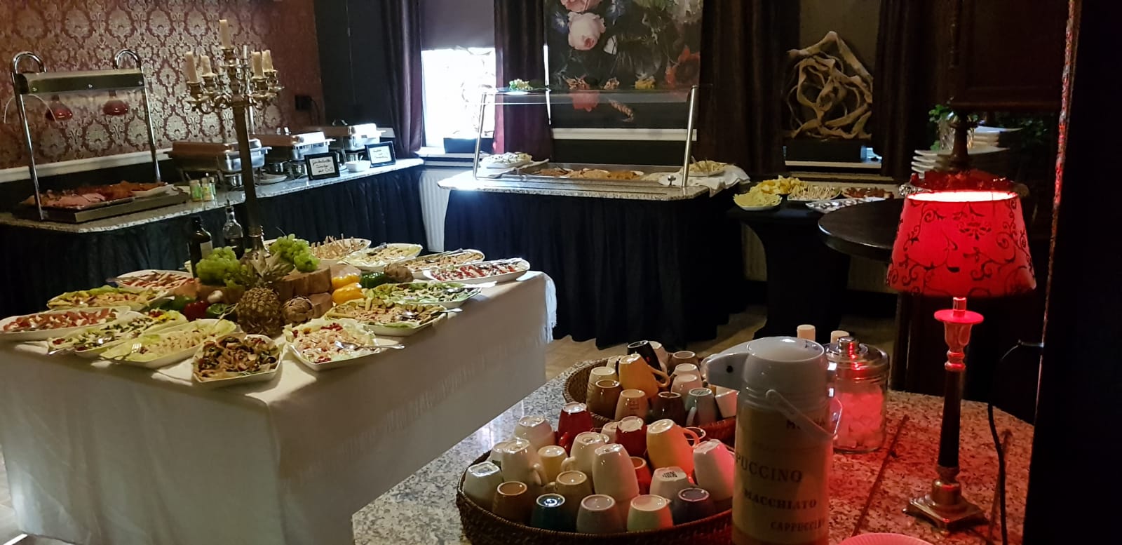 Das reichhaltig angerichtete Buffet im Esszimmer von Schloss Trebbichau