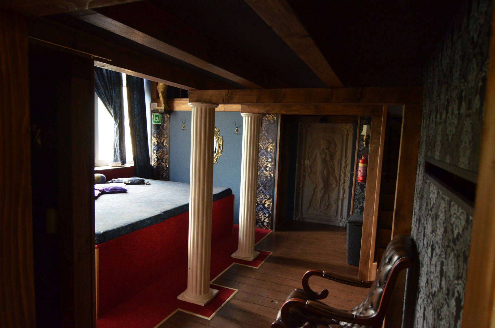 Spielzimmer mit Tagesbett und klassischer Schlossarchitektur